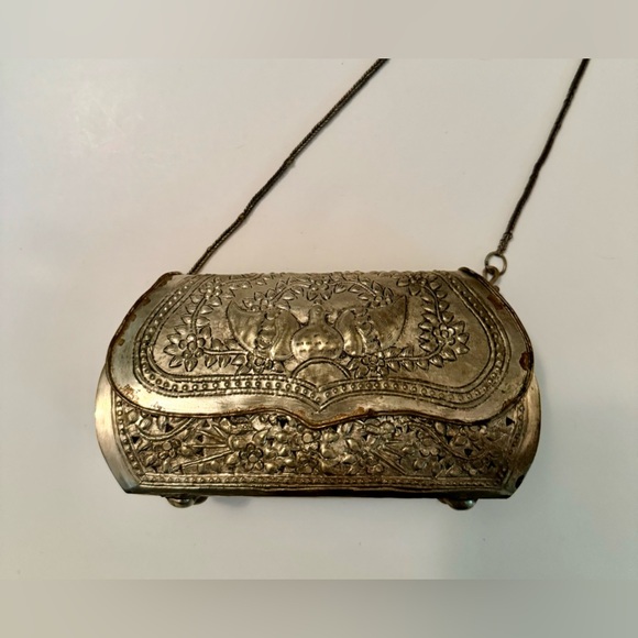 Small Gold Metal Decorative Evening Bag 🌟 - Picture 7 of 7